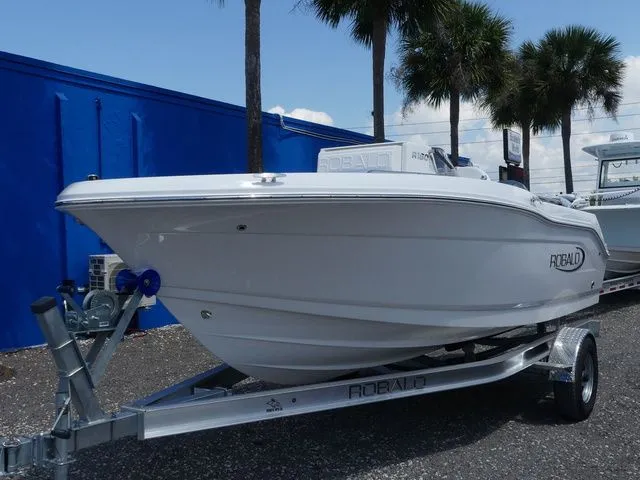 The Image of Robalo R180 Center Console 2026 - 1