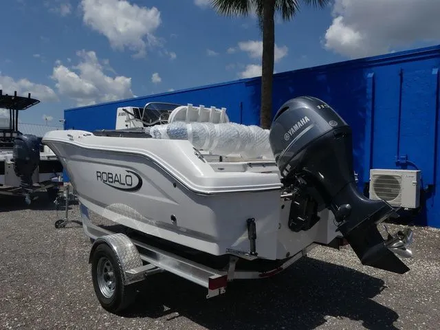 Slide: The Image of Robalo R180 Center Console 2026 - 6