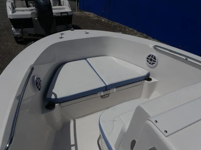 Slide: The Image of Robalo R180 Center Console 2026 - 9