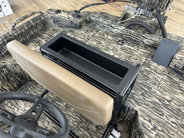 Slide: The Image of Excel 1860 Shallow Water F4 CC Deluxe 2026 - 10