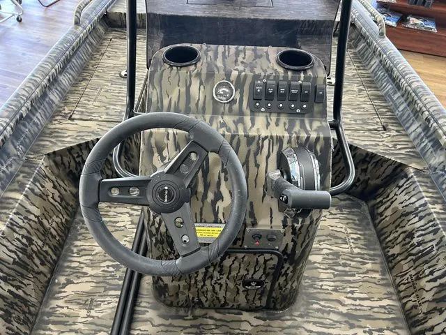 Slide: The Image of Excel 1860 Shallow Water F4 CC Deluxe 2026 - 3