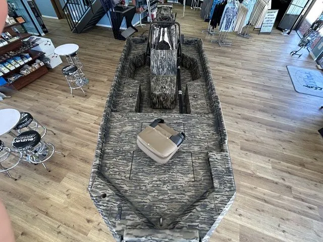 Slide: The Image of Excel 1860 Shallow Water F4 CC Deluxe 2026 - 4