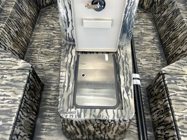 Slide: The Image of Excel 1860 Shallow Water F4 CC Deluxe 2026 - 5