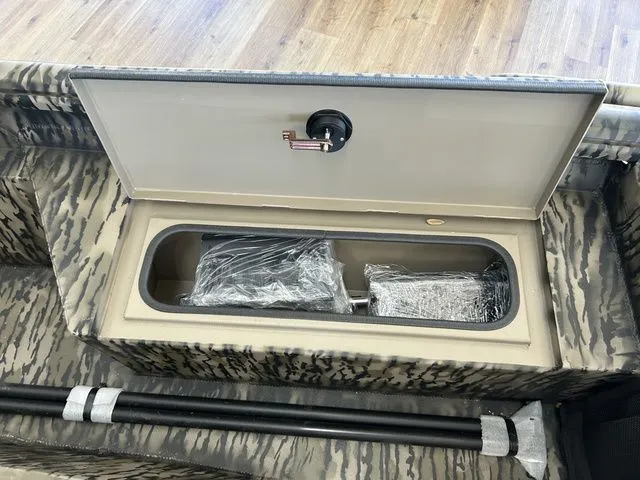 Slide: The Image of Excel 1860 Shallow Water F4 CC Deluxe 2026 - 6