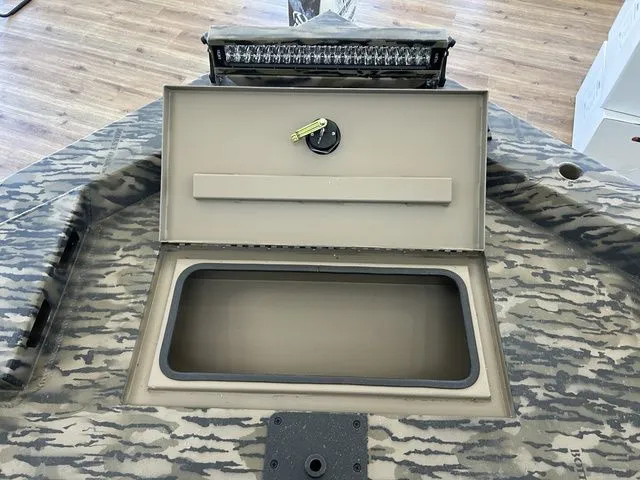 Slide: The Image of Excel 1860 Shallow Water F4 CC Deluxe 2026 - 8