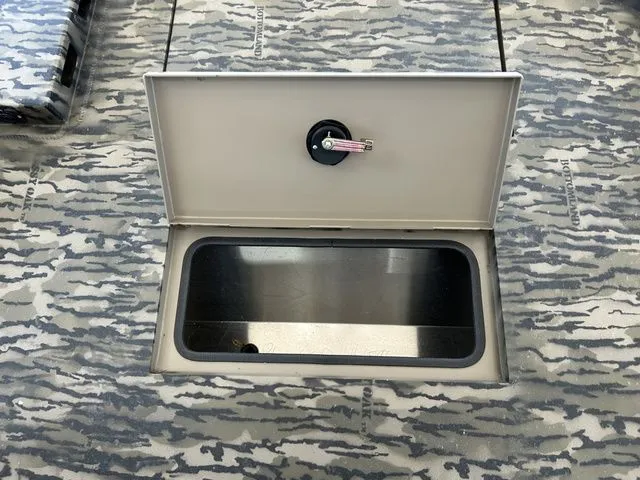 Slide: The Image of Excel 1860 Shallow Water F4 CC Deluxe 2026 - 9