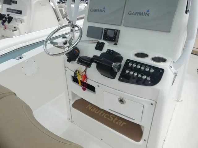 Slide: The Image of NauticStar 2602 Legacy 2019 - 10