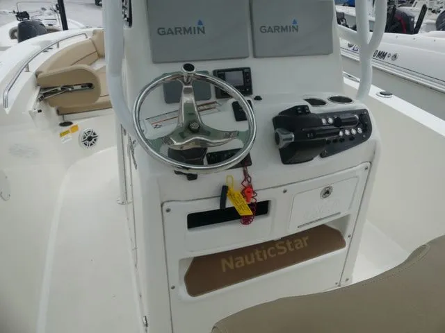 Slide: The Image of NauticStar 2602 Legacy 2019 - 11