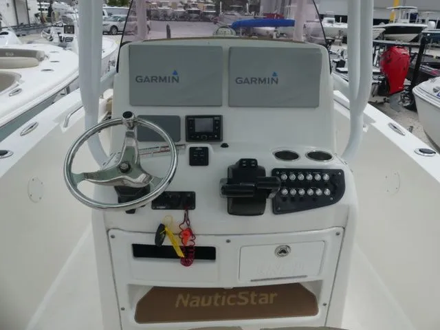 Slide: The Image of NauticStar 2602 Legacy 2019 - 9