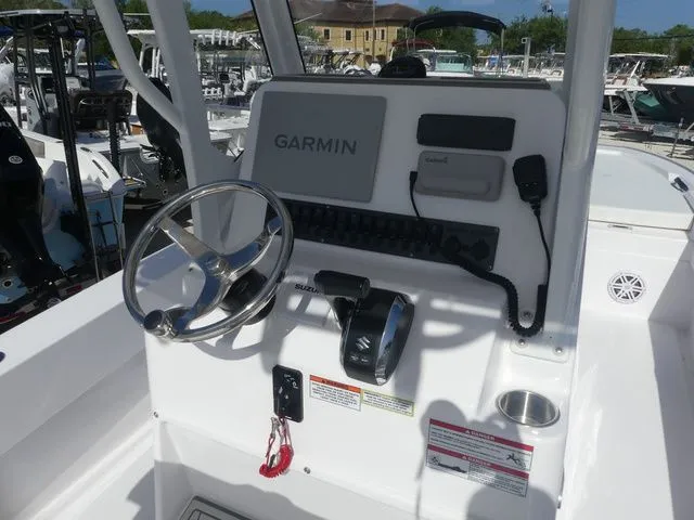 Slide: The Image of Twin Vee 220 Baycat 2026 helm with Garmin system. - 16