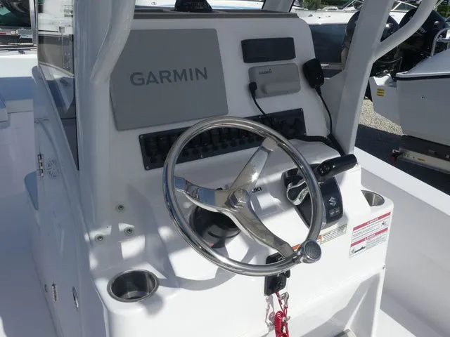 Slide: The Image of Twin Vee 220 Baycat 2026 helm with Garmin system. - 18