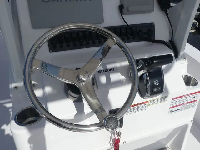Slide: The Image of Twin Vee 220 Baycat 2026 helm with Suzuki controls. - 19