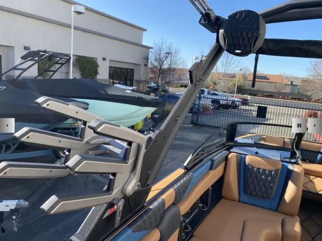 Slide: The Image of Malibu M230 2025 - 22