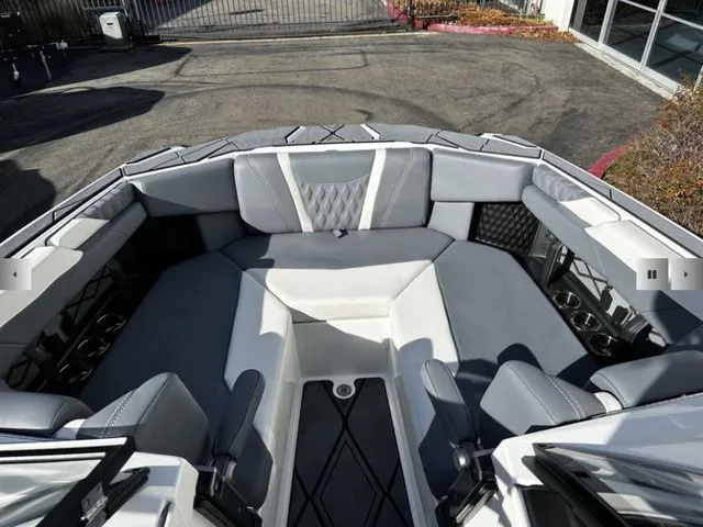 Slide: The Image of Malibu M230 2025 - 22