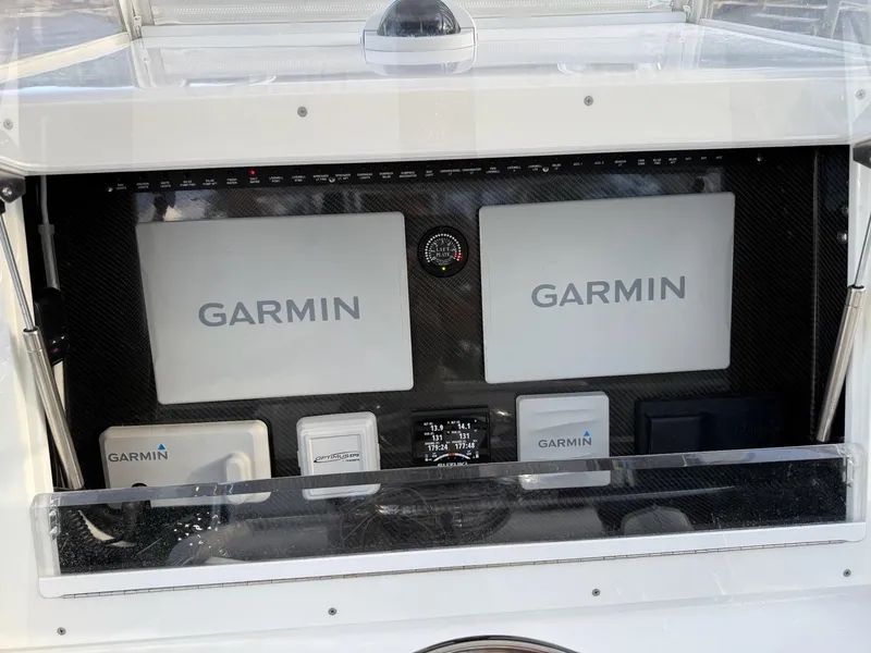 Slide: The Image of Garmin electronics on SeaHunter 28 Floridian 2023 boat. - 49