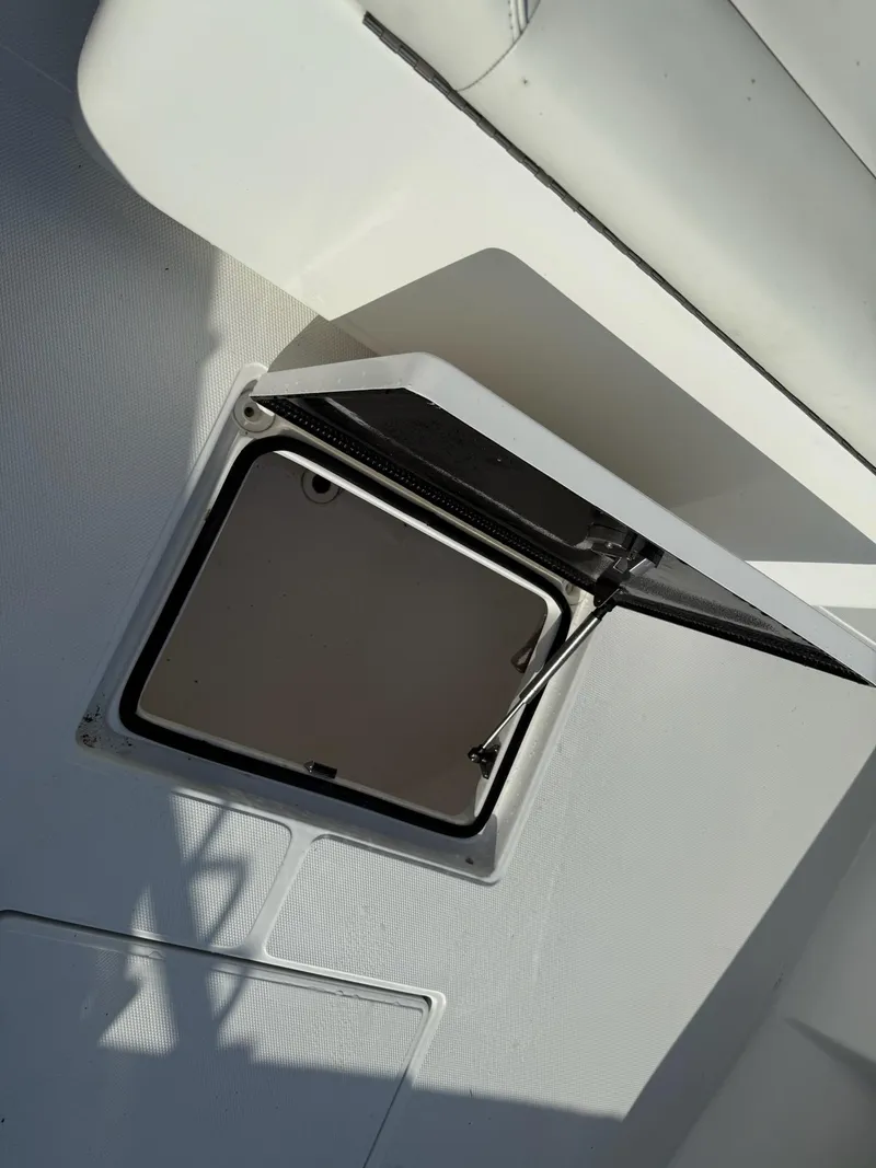 Slide: The Image of Sea Hunter 28 Floridian 2023 - 62