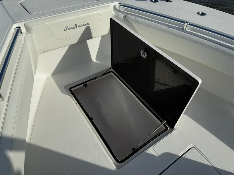 Slide: The Image of Sea Hunter 28 Floridian 2023 - 63