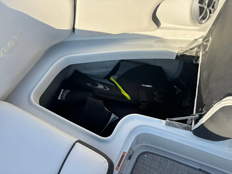 Slide: The Image of Crownline Boats 260 SS 2023 - 34