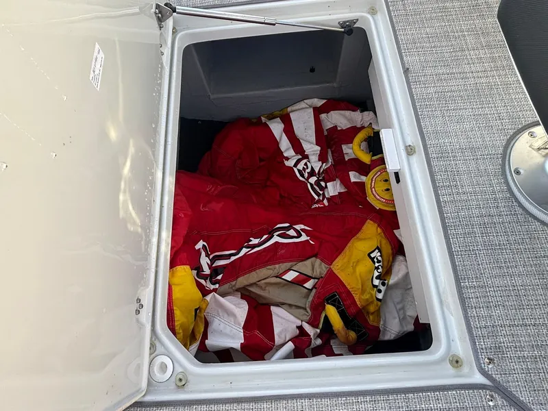 Slide: The Image of Crownline Boats 260 SS 2023 - 37