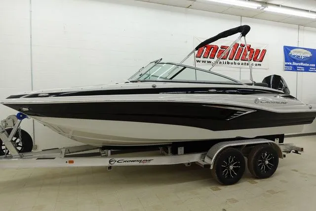 The Image of Crownline Boats E220 XS 2025 - 1