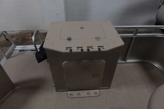 Slide: The Image of Tahoe STX Quad Fish 19 FT 2024 - 14