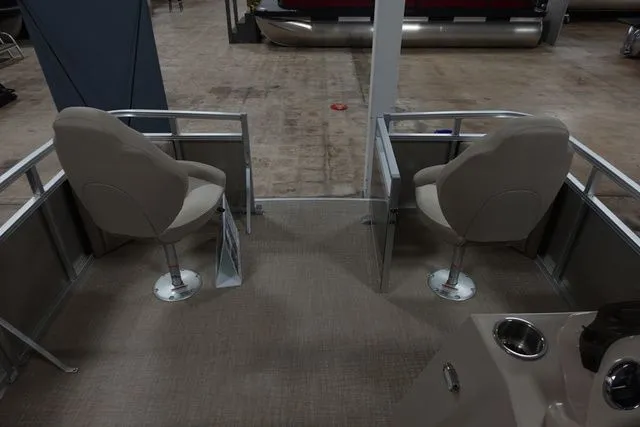 Slide: The Image of Tahoe STX Quad Fish 19 FT 2024 - 4