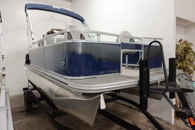 The Image of Tahoe Sport 1775 BF 2024 - 1