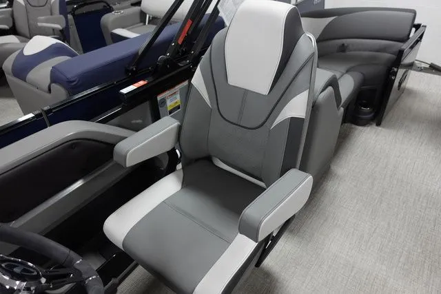 Slide: The Image of Tahoe LTZ Entertainer 23 FT 2024 - 10