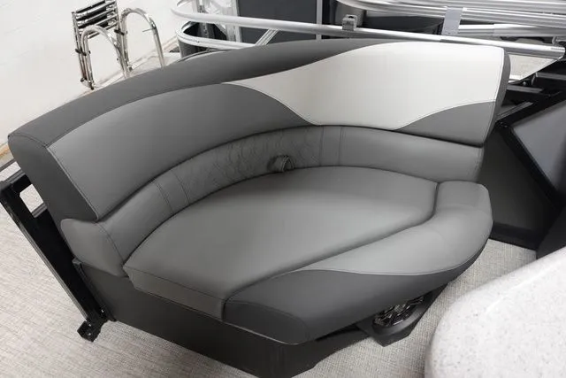 Slide: The Image of Tahoe LTZ Entertainer 23 FT 2024 - 13