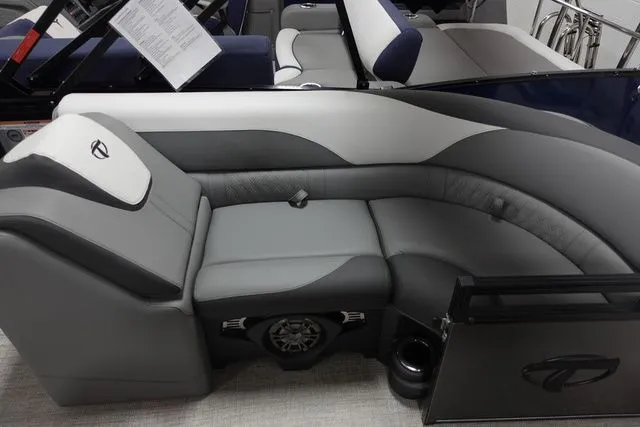 Slide: The Image of Tahoe LTZ Entertainer 23 FT 2024 - 14