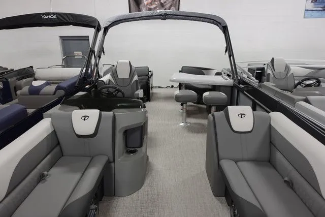 Slide: The Image of Tahoe LTZ Entertainer 23 FT 2024 - 3