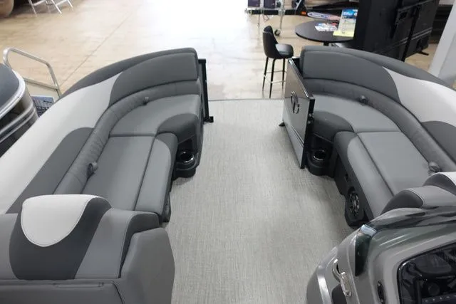 Slide: The Image of Tahoe LTZ Entertainer 23 FT 2024 - 4