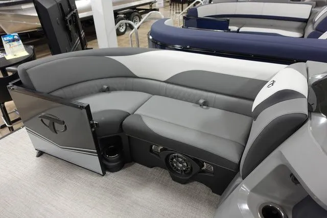 Slide: The Image of Tahoe LTZ Entertainer 23 FT 2024 - 5