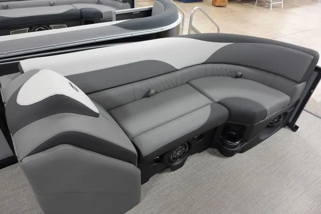 Slide: The Image of Tahoe LTZ Entertainer 23 FT 2024 - 7