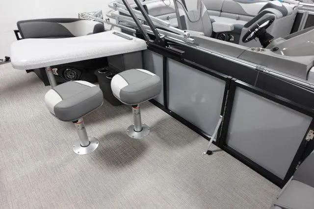 Slide: The Image of Tahoe LTZ Entertainer 23 FT 2024 - 8