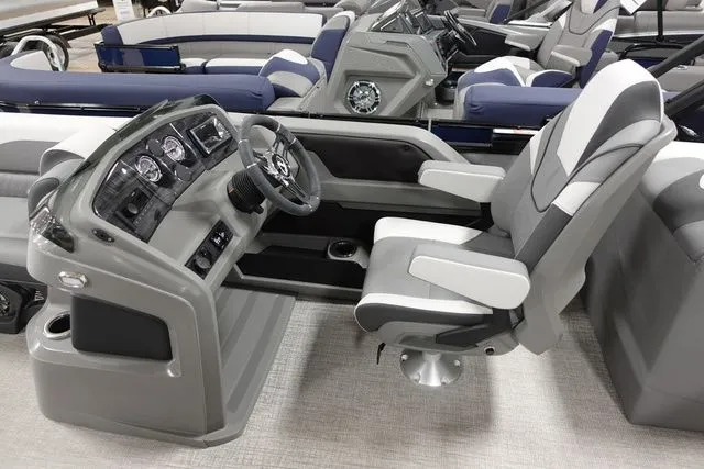 Slide: The Image of Tahoe LTZ Entertainer 23 FT 2024 - 9