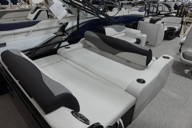 Slide: The Image of Tahoe LTZ Versatile Rear Bench 23 FT 2024 - 18