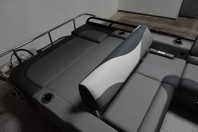 Slide: The Image of Tahoe LTZ Versatile Rear Bench Windshield 23 FT 2024 - 12