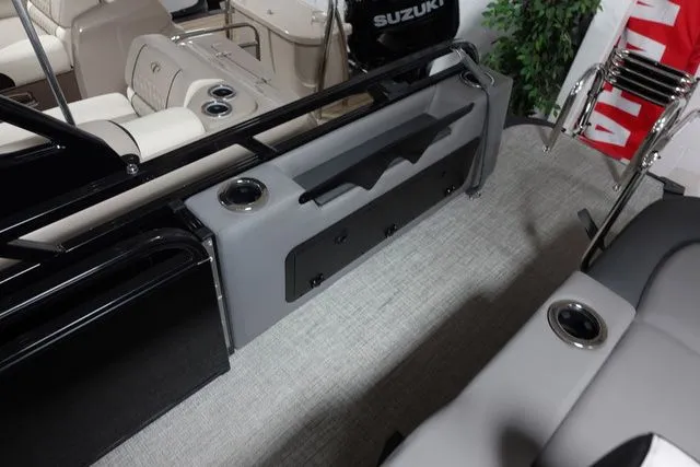 Slide: The Image of Tahoe LTZ Versatile Rear Bench Windshield 23 FT 2024 - 13