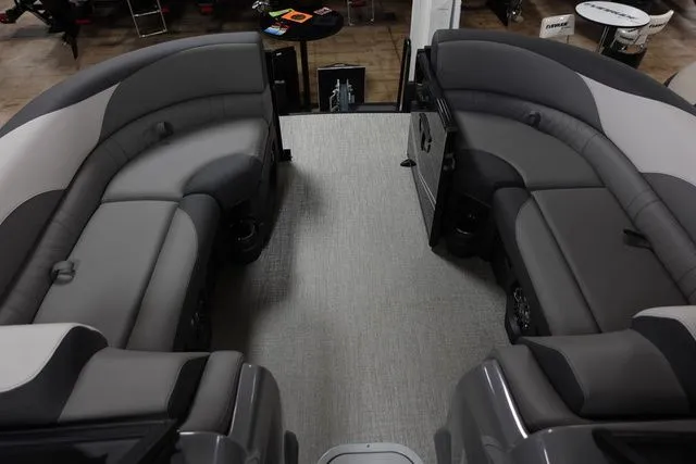 Slide: The Image of Tahoe LTZ Versatile Rear Bench Windshield 23 FT 2024 - 6