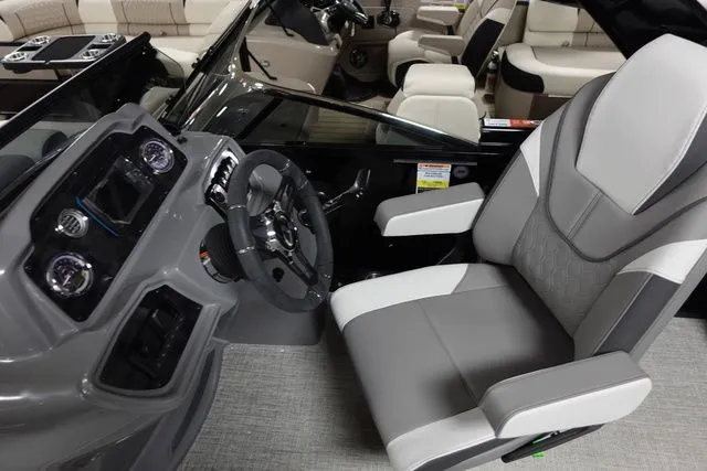 Slide: The Image of Tahoe LTZ Versatile Rear Bench Windshield 23 FT 2024 - 7