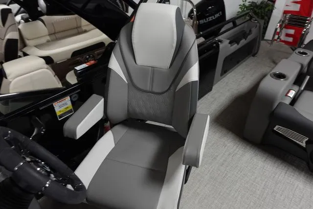 Slide: The Image of Tahoe LTZ Versatile Rear Bench Windshield 23 FT 2024 - 9