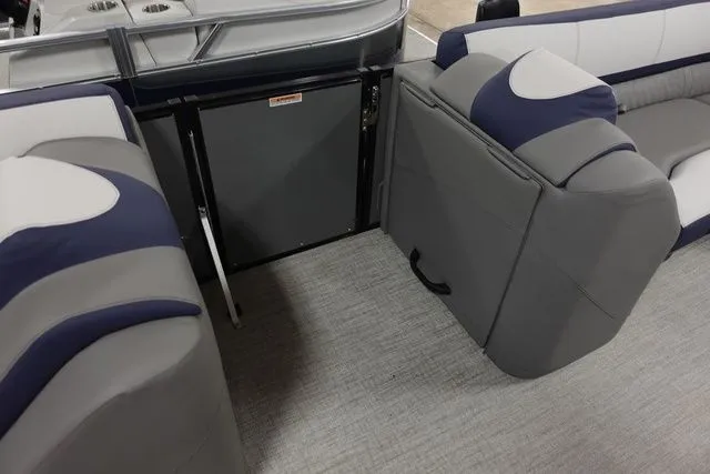 Slide: The Image of Tahoe Cascade Versatile Rear Bench 23 FT 2024 - 11