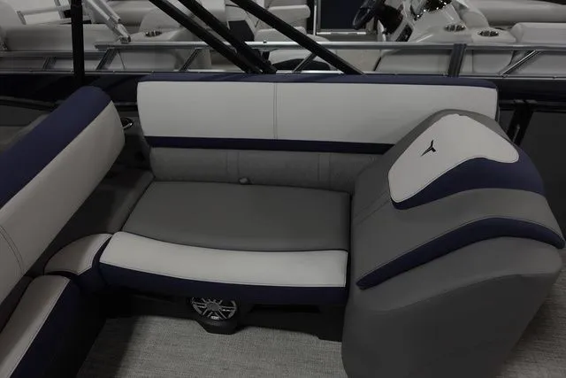 Slide: The Image of Tahoe Cascade Versatile Rear Bench 23 FT 2024 - 12