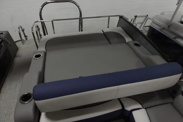 Slide: The Image of Tahoe Cascade Versatile Rear Bench 23 FT 2024 - 13