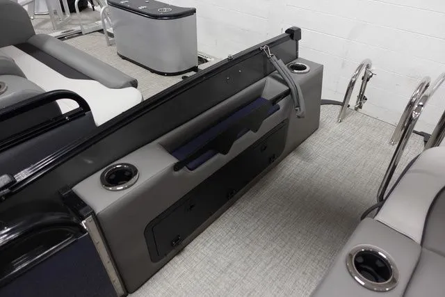 Slide: The Image of Tahoe Cascade Versatile Rear Bench 23 FT 2024 - 14