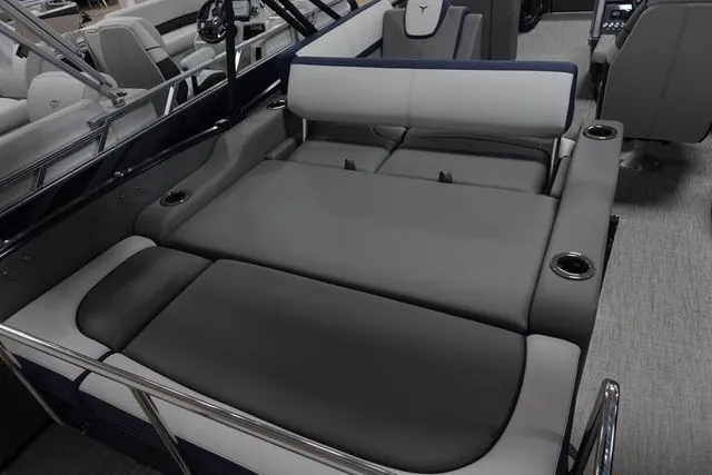 Slide: The Image of Tahoe Cascade Versatile Rear Bench 23 FT 2024 - 16