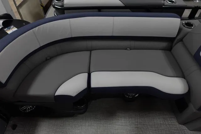 Slide: The Image of Tahoe Cascade Versatile Rear Bench 23 FT 2024 - 4