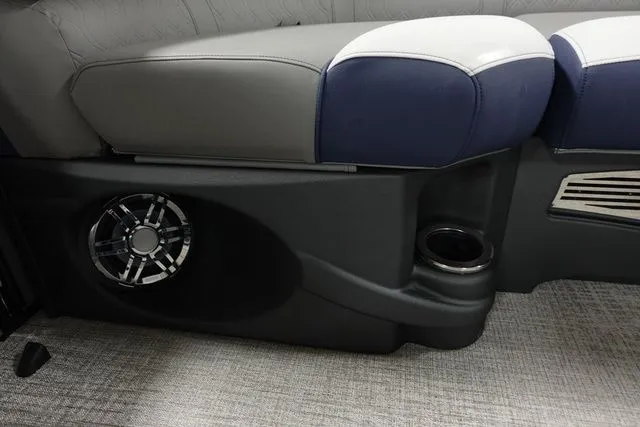 Slide: The Image of Tahoe Cascade Versatile Rear Bench 23 FT 2024 - 5