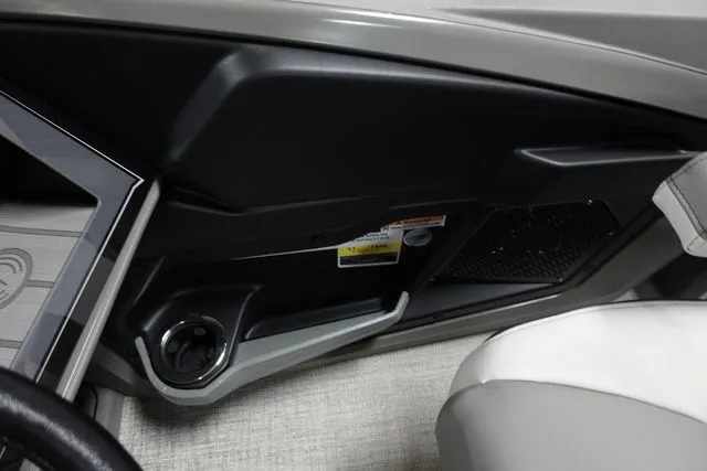 Slide: The Image of Tahoe Cascade Versatile Rear Bench 23 FT 2024 - 9